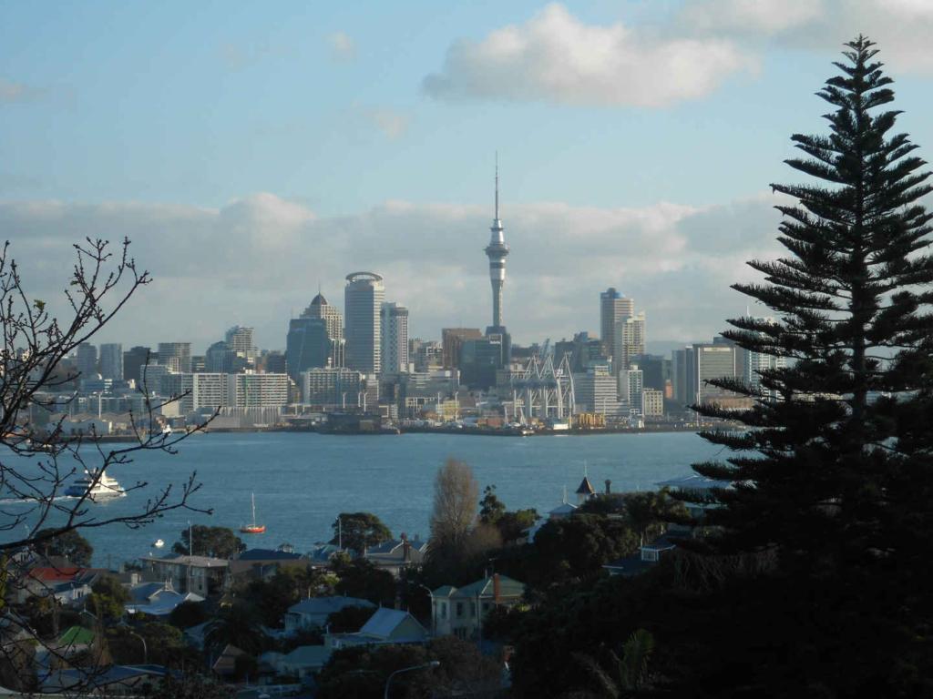 backpacking auckland